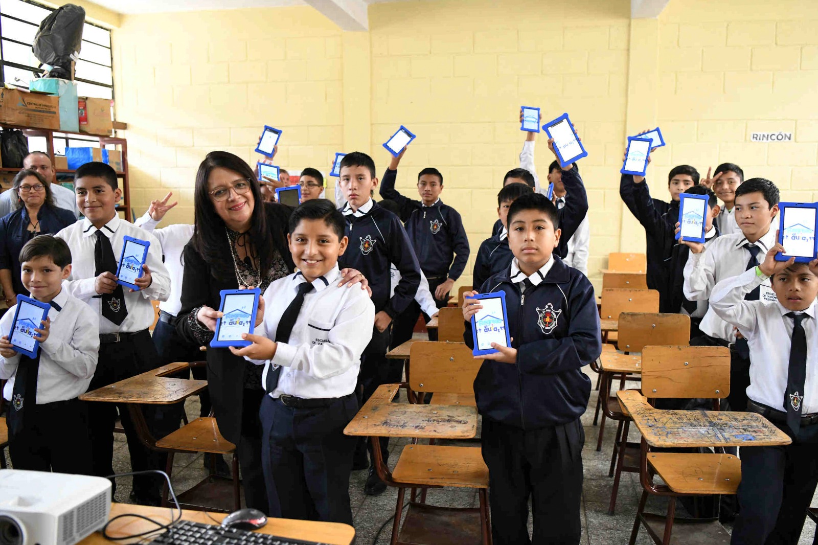 Ministerio de Educación entregó equipo tecnológico en Sacatepéquez