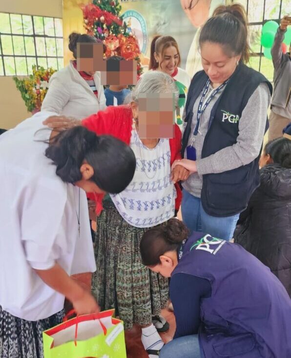 Llevan gesto de solidaridad a adultos mayores de Alta Verapaz