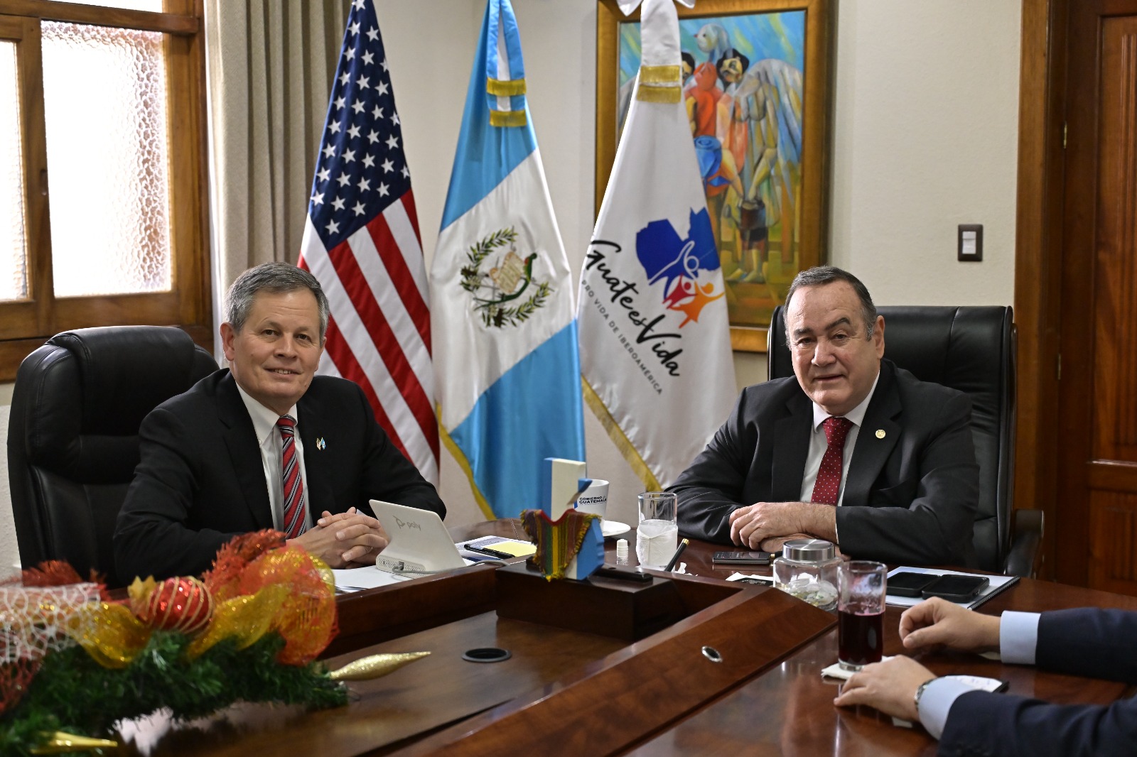 Presidente Giammattei recibe visita del senador estadounidense Steve Daines