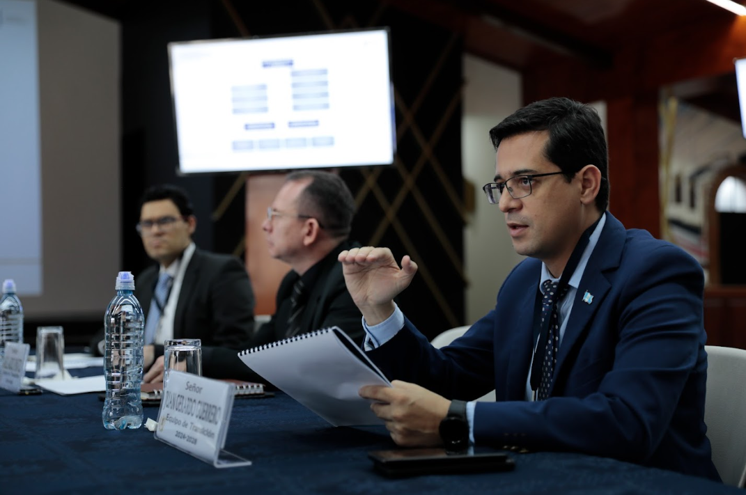 Delegados del binomio electo en la Secretaría Privada de la Presidencia. / Foto: Noé Pérez.