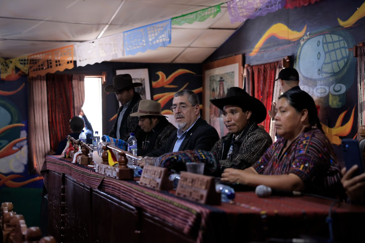 Presidente Arévalo con autoridades indígenas. / Foto: Gilber García.