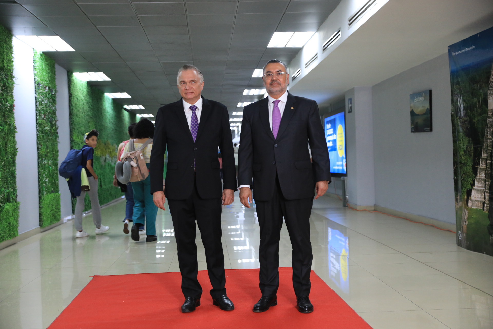 Canciller de Costa Rica, Arnoldo André Tinoco (Izquierda) y vicecanciller de Guatemala, Geovani Castillo (derecha). /Foto: Carlos Jacinto.