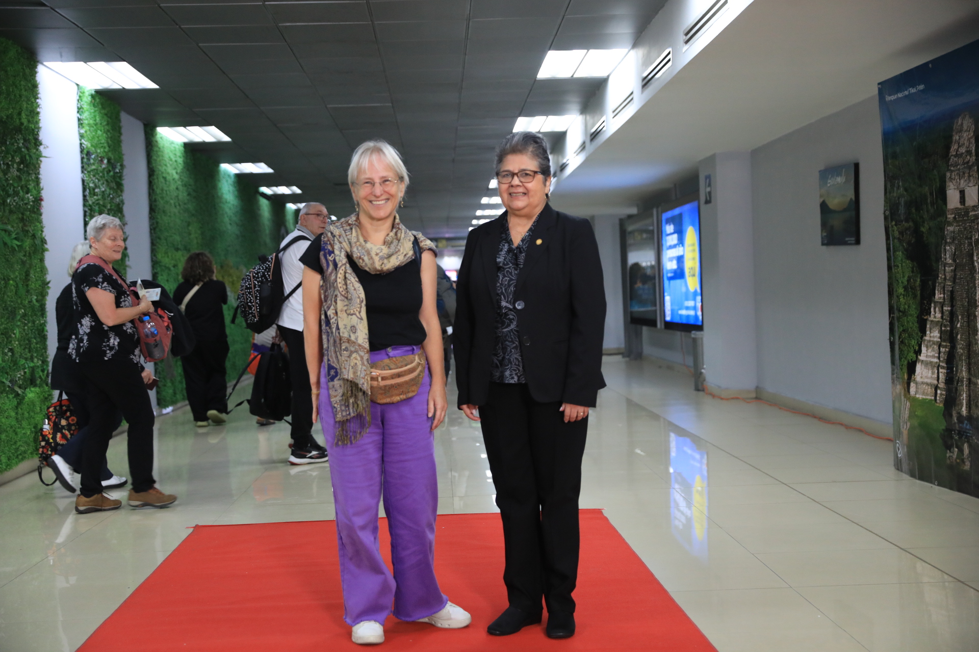 Embajadora Marie-Christine Théodore llega al Aeropuerto Internacional La Aurora