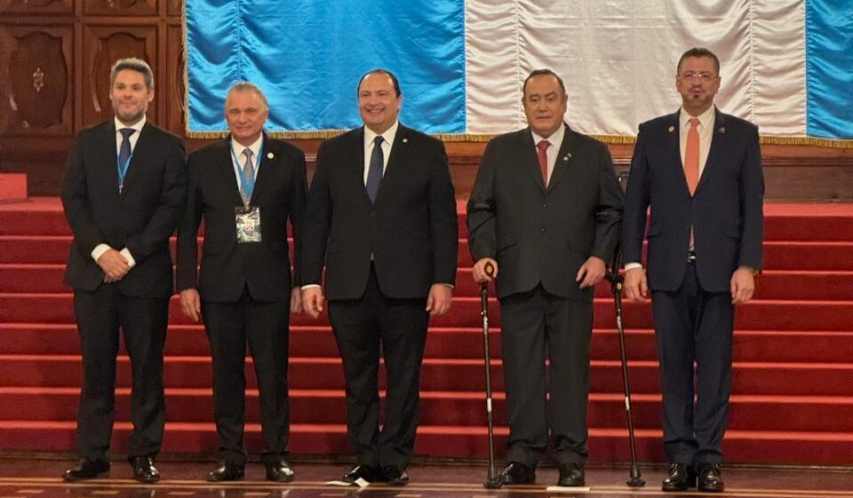 Delegaciones internacionales saludan al presidente Giammattei