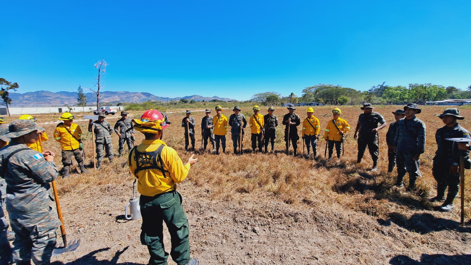 Soldados se capacitan para combatir incendios forestales en la Región Suroriente