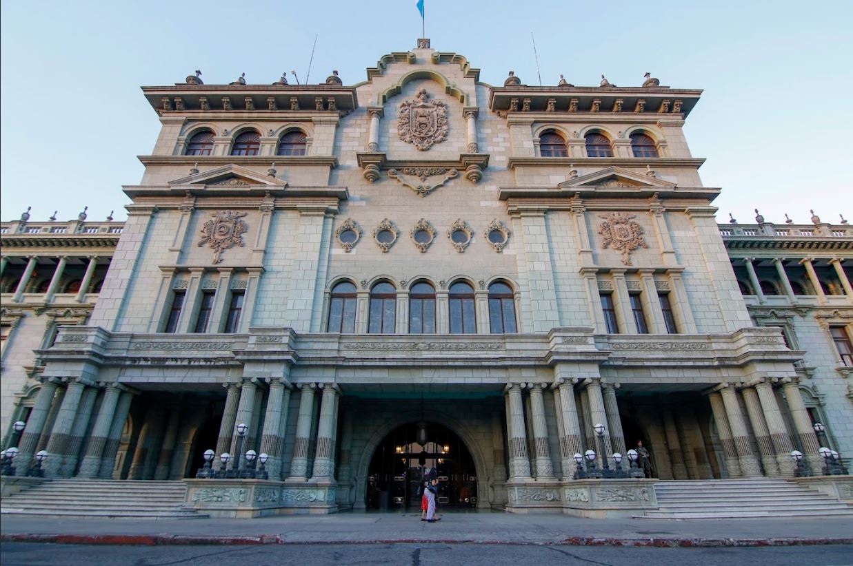 Retiran las rejas del Palacio Nacional de la Cultura