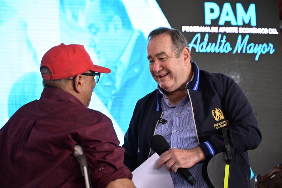 Presidente notifica a 508 nuevos beneficiarios del PAM en Escuintla