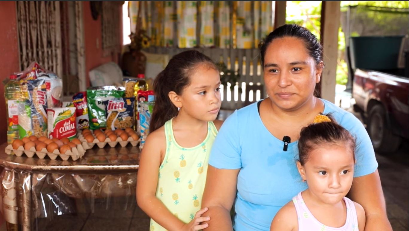 Beneficiarias del programa de alimentación escolar.