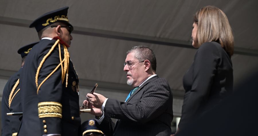 Presidente Arévalo asume como comandante general del Ejército