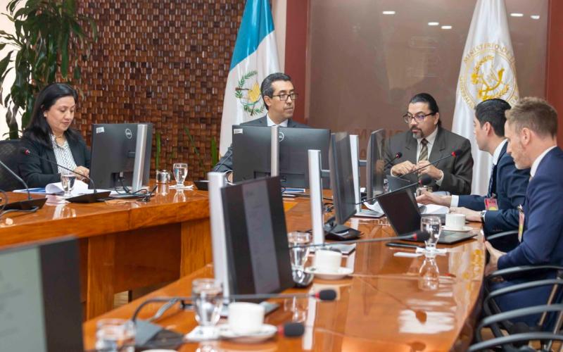 Reunión de autoridades del Minfin con representantes de Fitch Ratings. / Foto: Minfin.