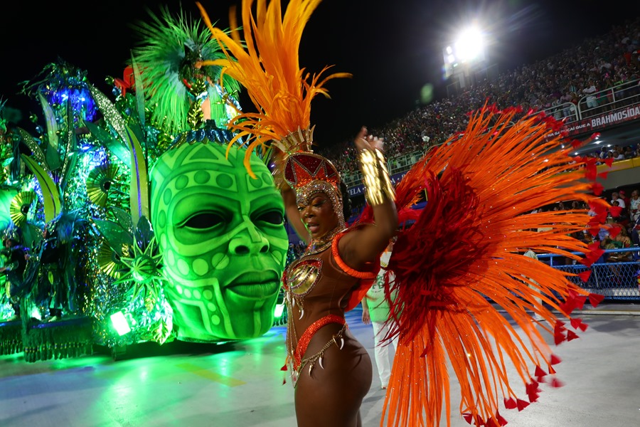 Una multitud baila a dos semanas del carnaval de Río de Janeiro