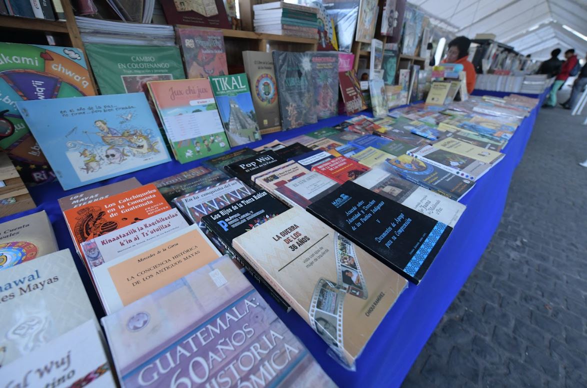 El bazar tiene disponibles libros de contenido educativo y de diferentes géneros de interés para todas las edades.// Foto: Gilber García.