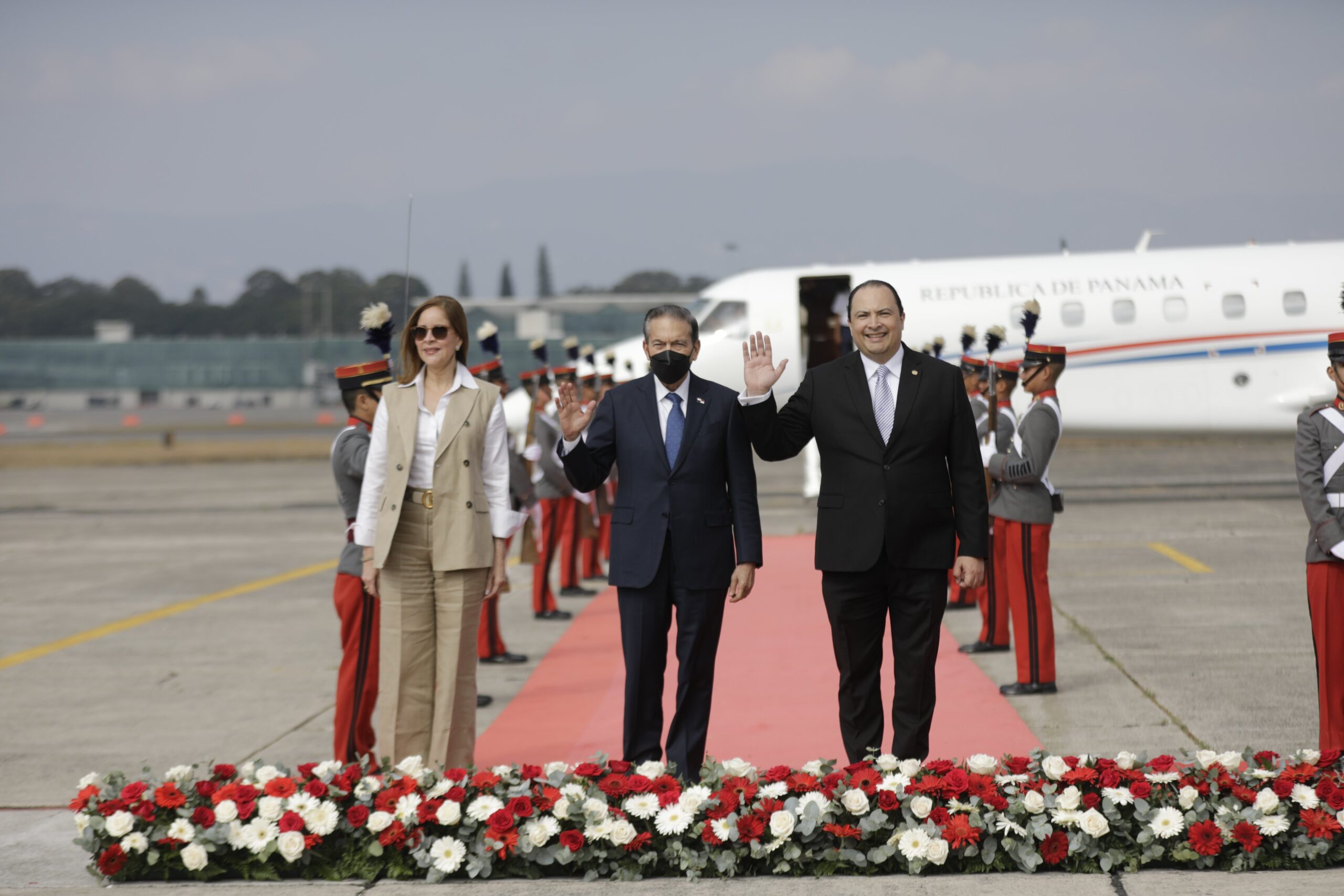 Cohen aterriza en suelo guatemalteco, marcando su presencia en la transmisión de mando presidencial 2024. / Foto: Gobierno de Guatemala.
