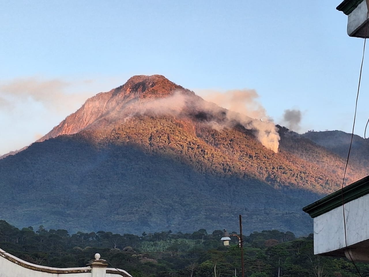 Continúan acciones de control y liquidación de incendio forestal en Nahualá, Sololá