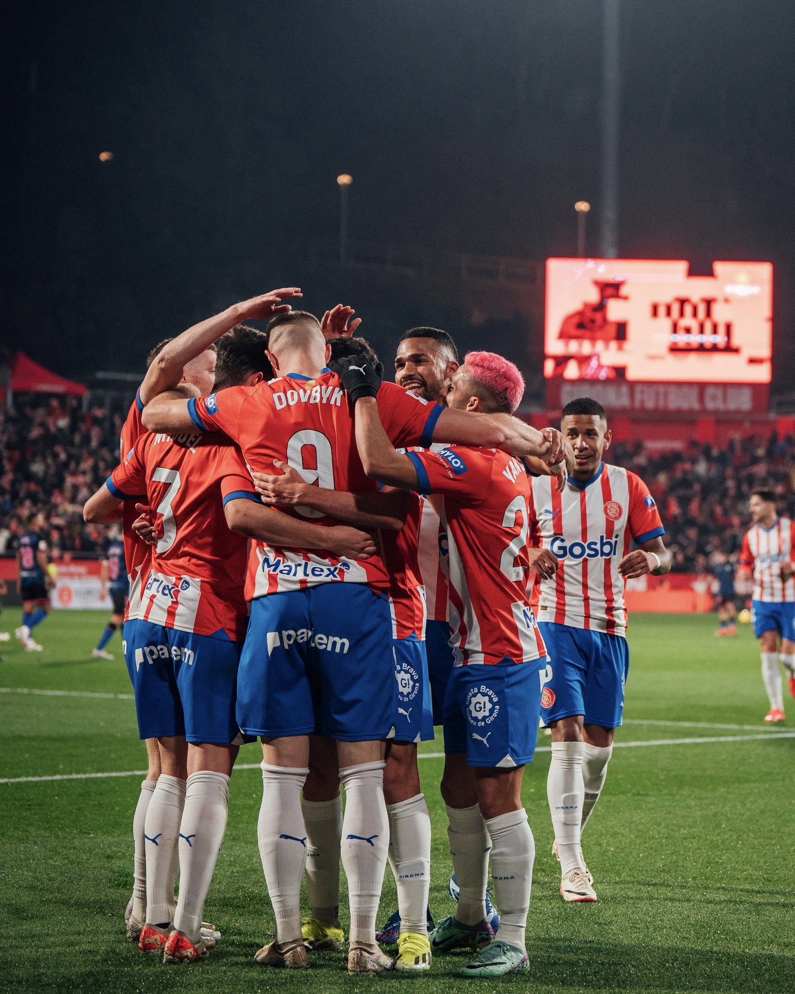 Dovbyk mantiene al Girona en el liderato y agrava la crisis del Sevilla