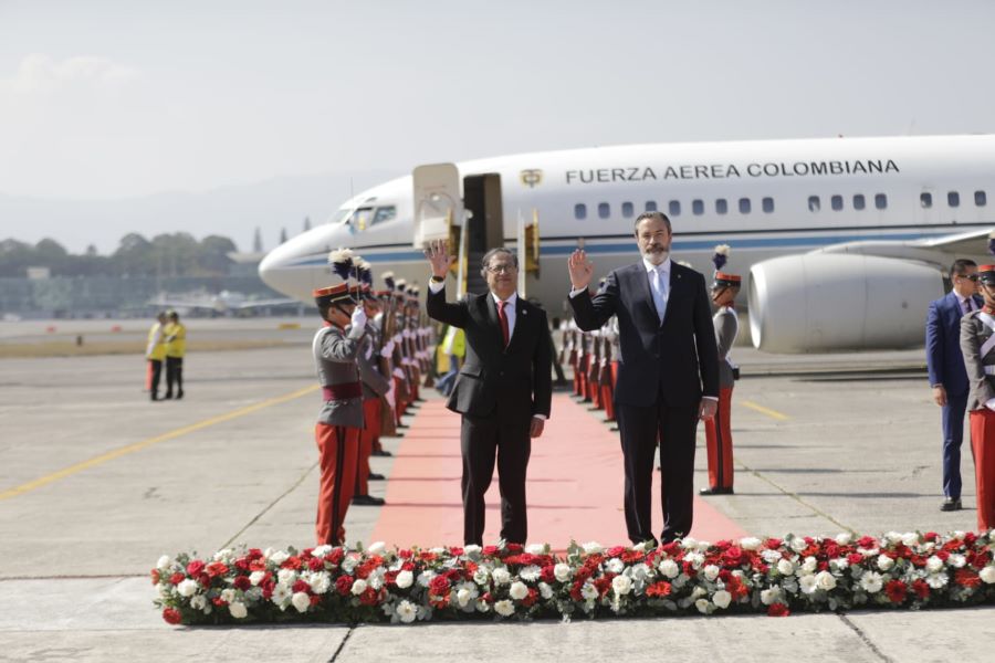 Gustavo Petro, presidente de Colombia, arriba a Guatemala