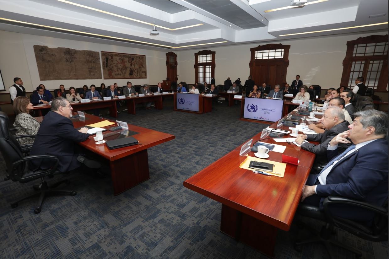 Binomio presidencial lidera su primer gabinete de gobierno