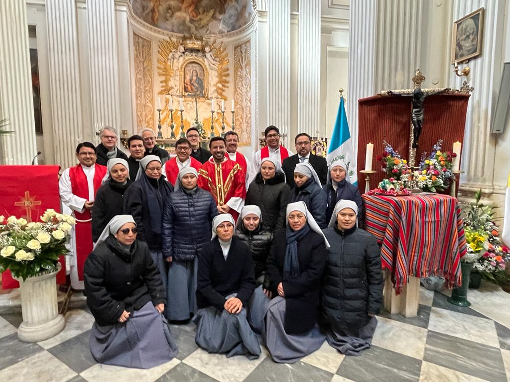 Guatemaltecos veneran al Cristo Negro de Esquipulas en Roma. / Foto: Minex.