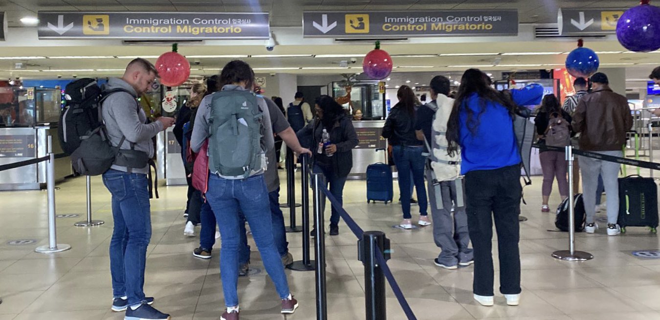 Migración aplicará multa a aerolíneas por cada viajero que incumpla con los requisitos de ingreso al país