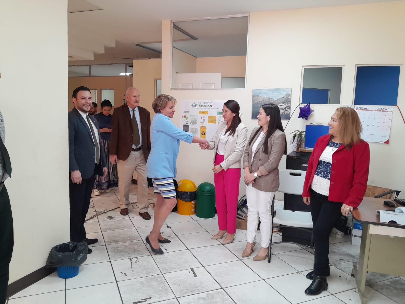 Ministra de Comunicaciones realiza acercamiento con personal de UCEE