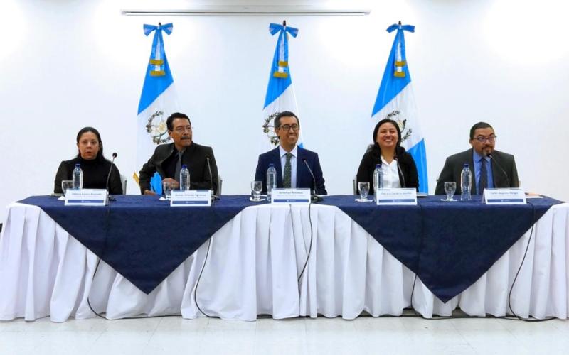 Ministro de Finanzas Públicas presenta a su equipo de trabajo