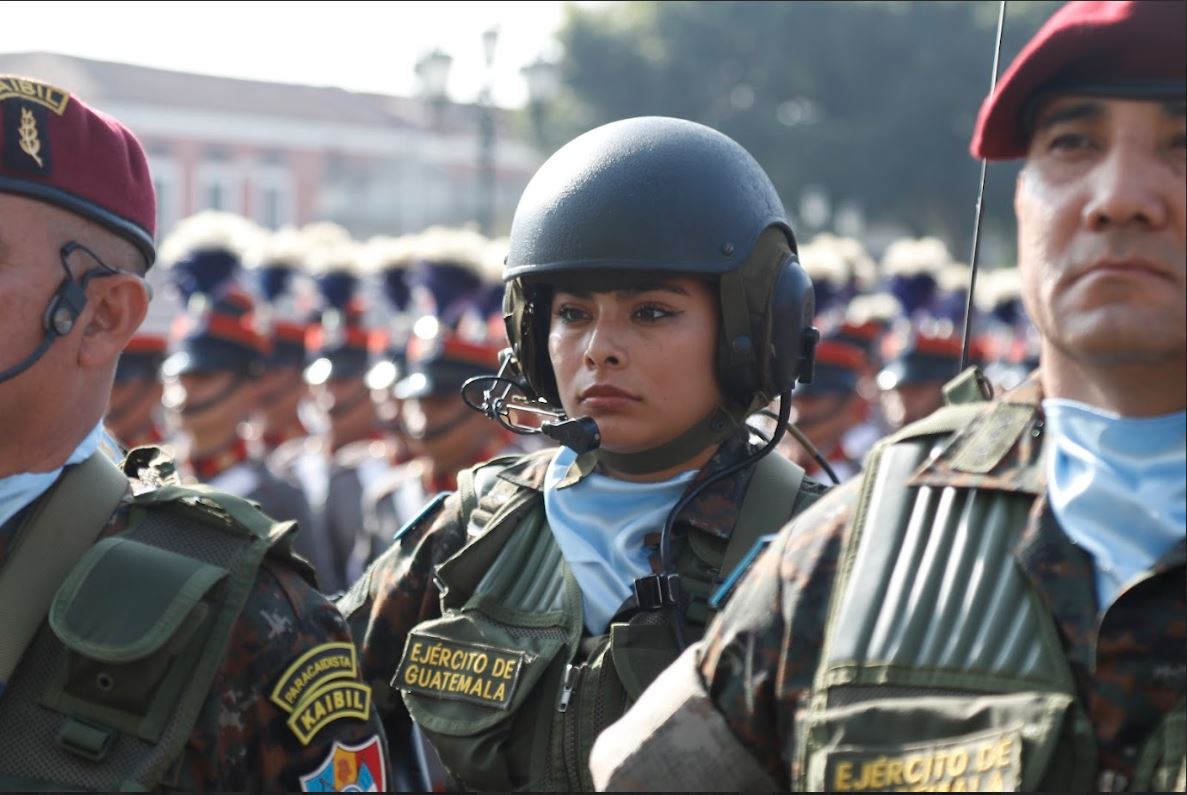Presidente Arévalo reconoce aportes de la mujer en las fuerzas armadas