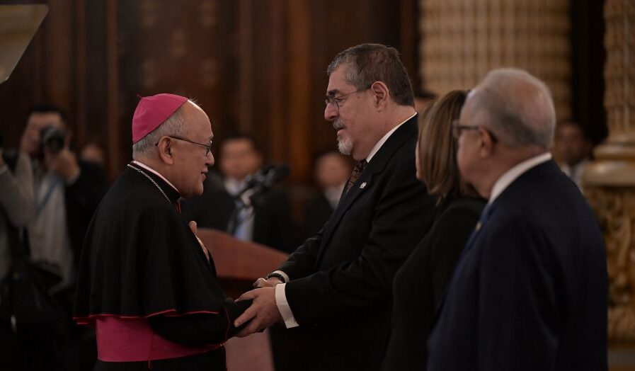 Presidente Arévalo&nbsp;recibe saludo de Año Nuevo del cuerpo diplomático