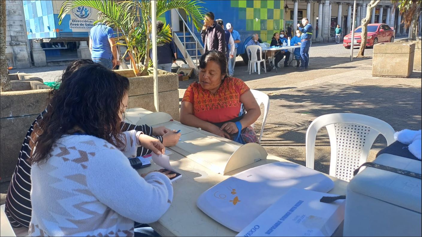 Unidad móvil en la Plaza Central atiende a usuarios con servicio de hisopados