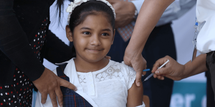 Inicia la vacunación para la prevención del VPH. / Foto: MSPAS.