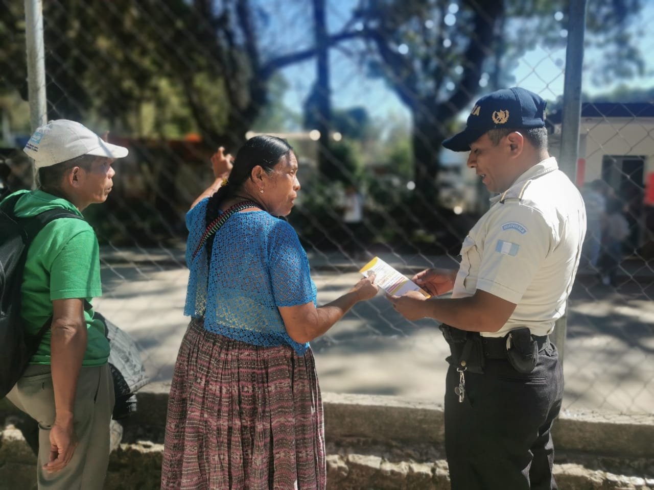 La PNC subraya la necesidad de que cada estudiante porte consigo los números de contacto de sus padres y cuerpos de socorro / Foto: PNC.