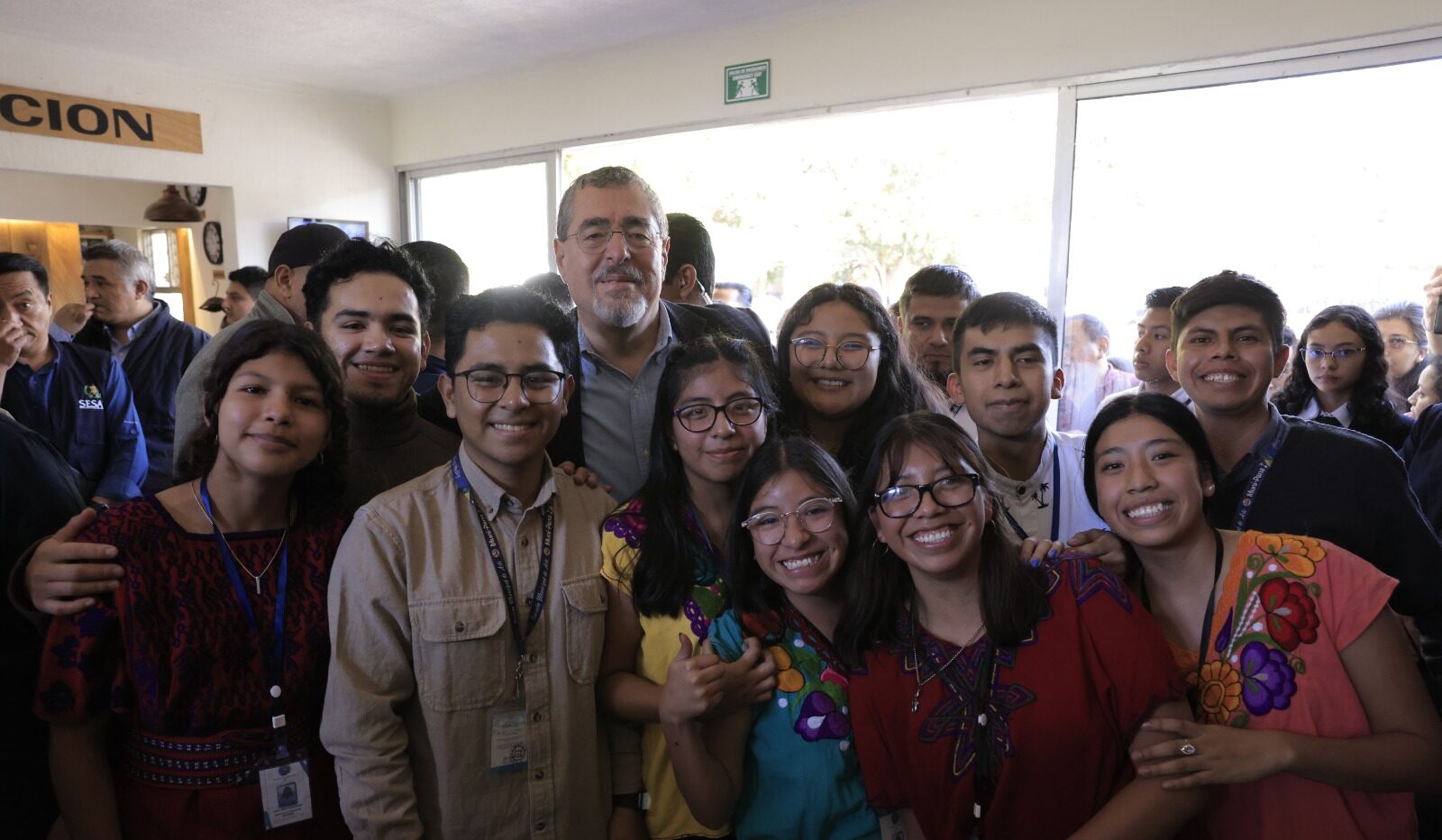 Presidente Arévalo con jóvenes sololatecos. /Foto: Gilber García.