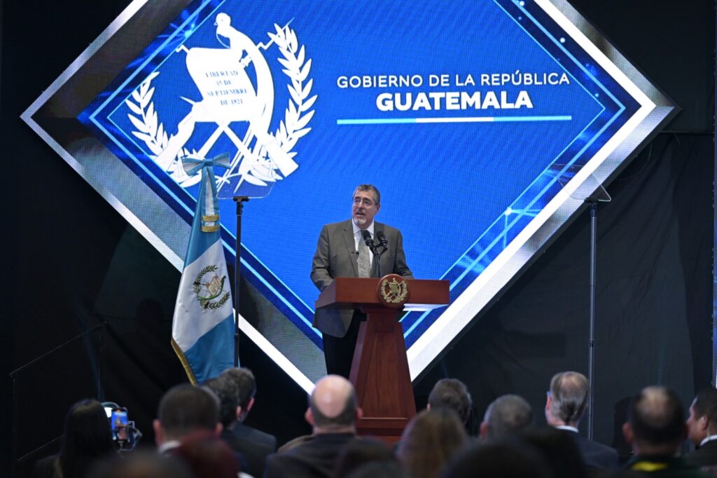 Presidente demuestra su compromiso con la energía renovable y el desarrollo sostenible. / Foto: Carlos Jacinto y Alvaro Interiano