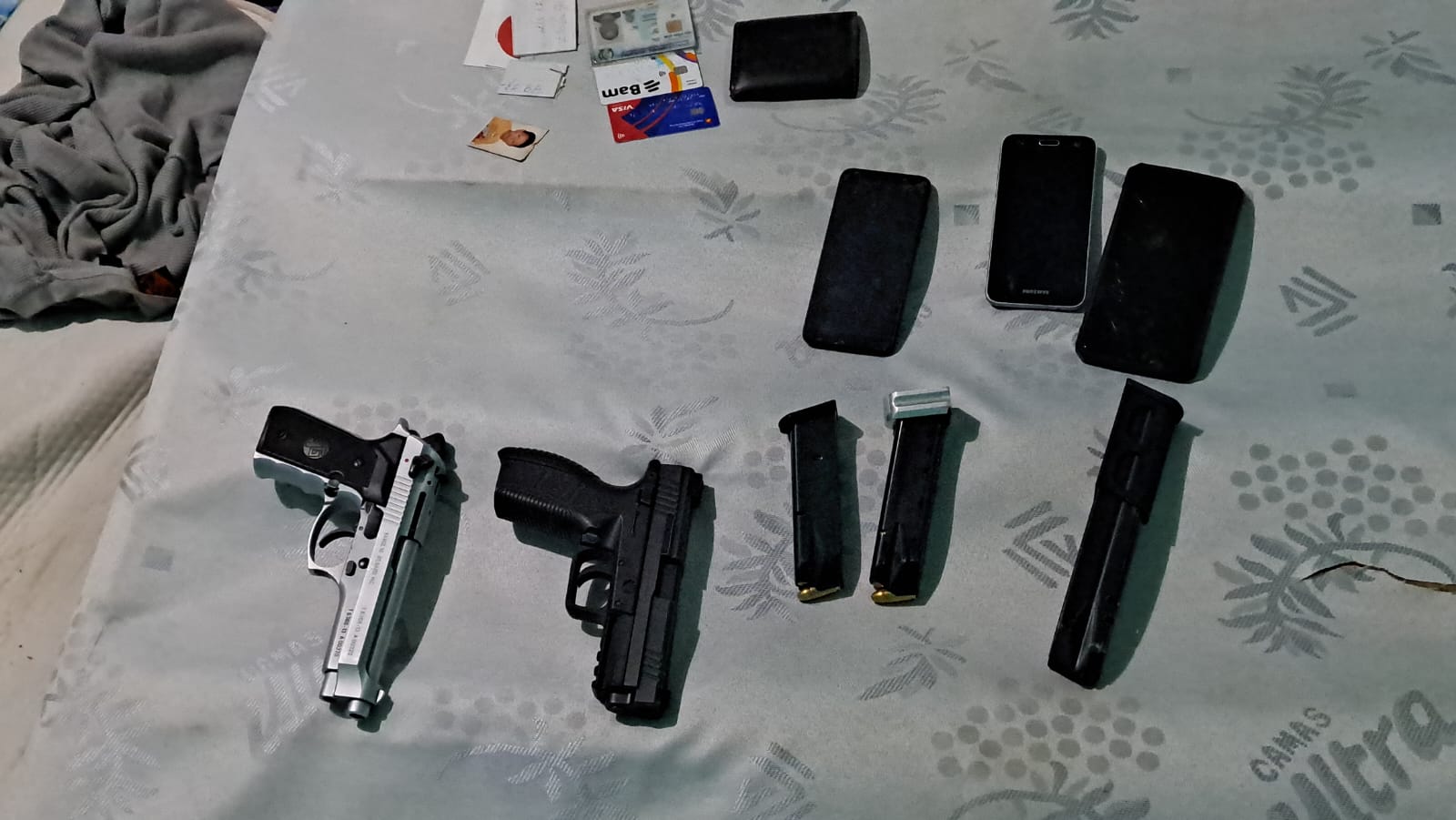 Armas de fuego incautadas en zona 10 de Mixco. / Foto: PNC.