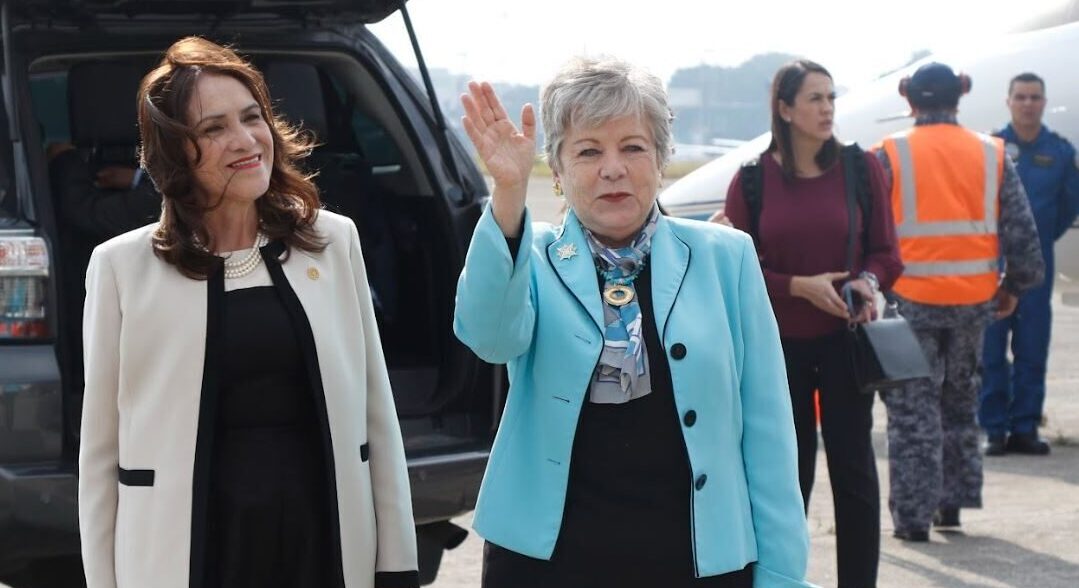 Arribo de autoridades de México a la transmisión de mando presidencial en Guatemala