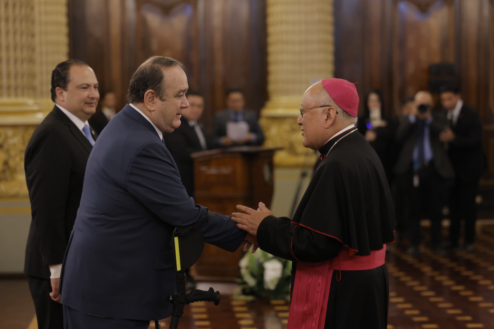 Presidente Alejandro Giammattei y el saludo con el Nuncio Apostólico Francisco Montecillo Padilla. /Foto: Álvaro Interiano y Gilber García
