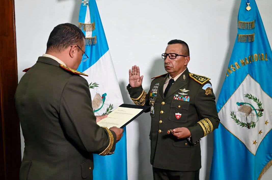 Ministro de la Defensa juramenta a altos mandos militares