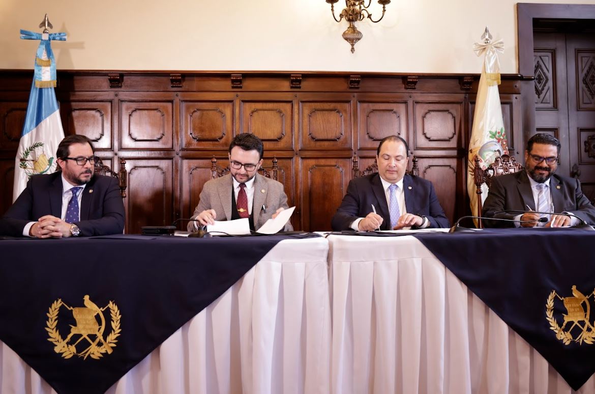 Firman Memorándum para la divulgación de beneficios del IGSS a migrantes