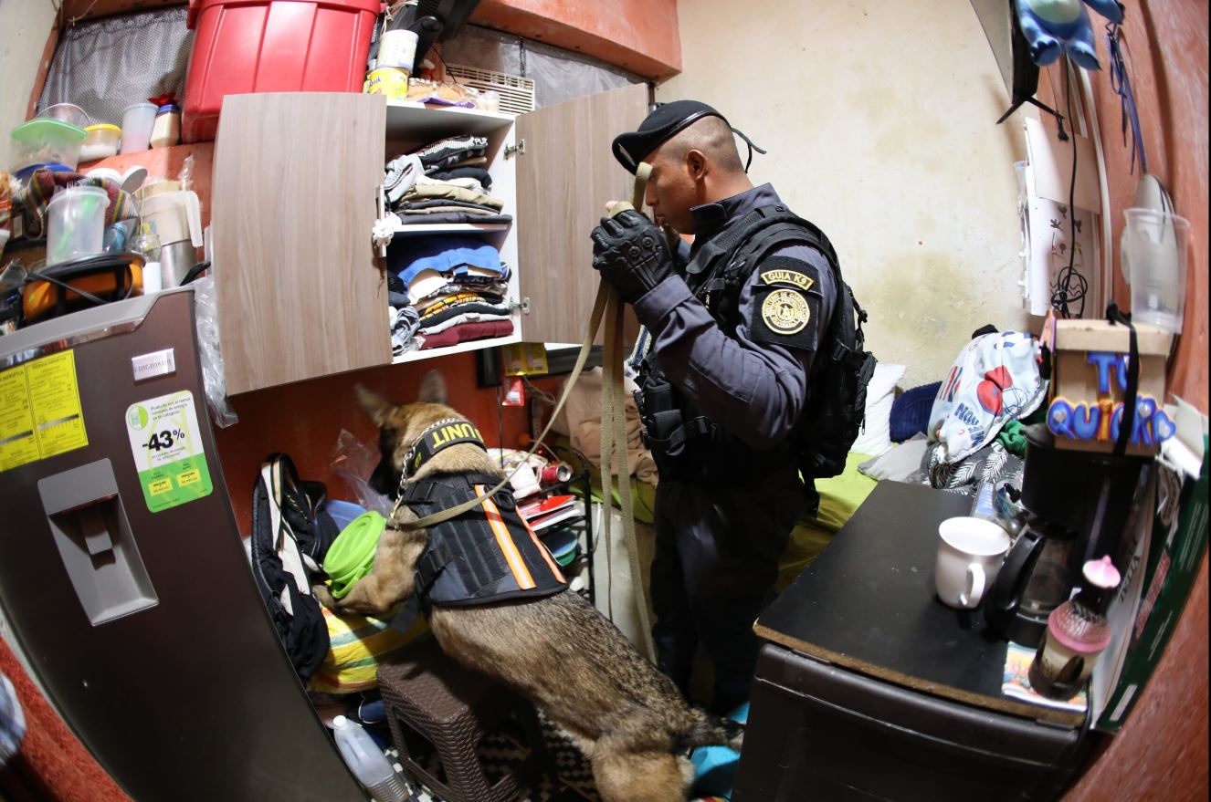 La requisa en El Infiernito demuestra que las autoridades están tomando medidas firmes para erradicar prácticas delictivas desde el interior de las cárceles. / Foto: Mingob.