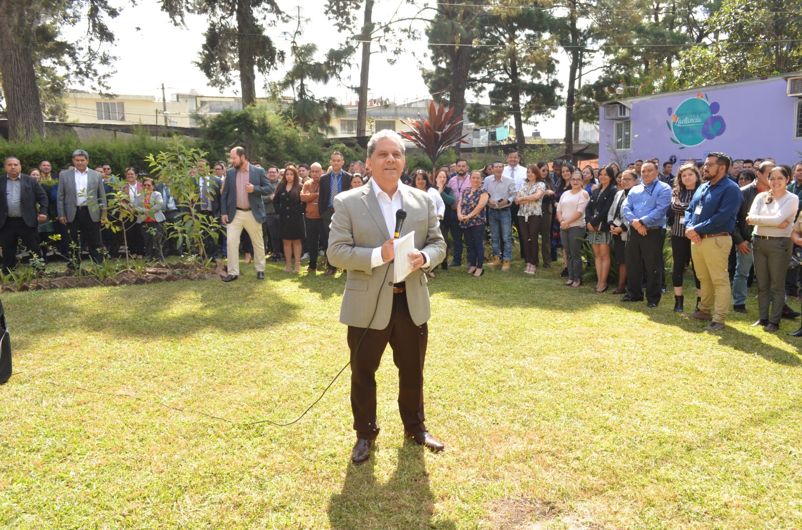 Nuevo ministro de salud, Oscar Cordón, saluda a su equipo de trabajo. /Foto: MSPAS