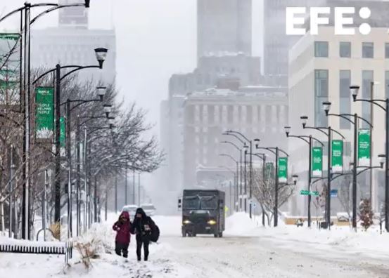 Nieve y gélidas temperaturas persisten en gran parte de EE. UU., con vuelos cancelados