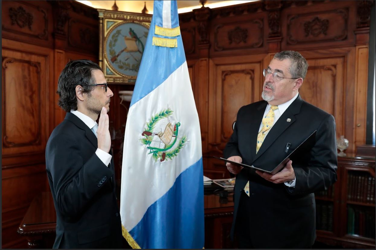 Bernardo Arévalo juramenta a nuevo procurador general de la Nación