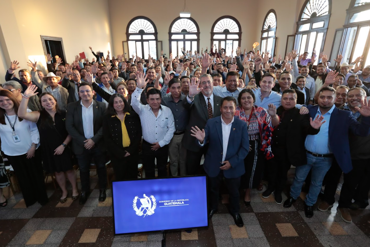 Presidente Bernardo Arévalo se reúne con alcaldes del país