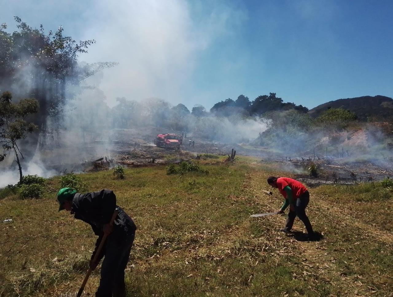 Mantienen acciones para controlar incendios forestales en el departamento de Guatemala