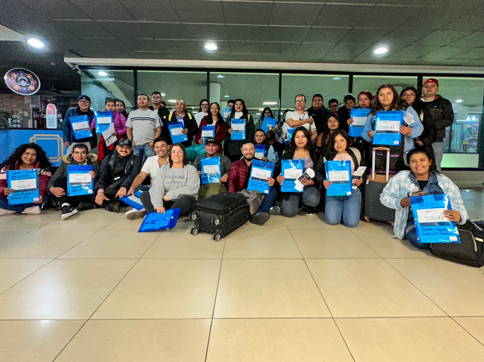 Sale del país el primer grupo de trabajadores con visas temporales del 2024