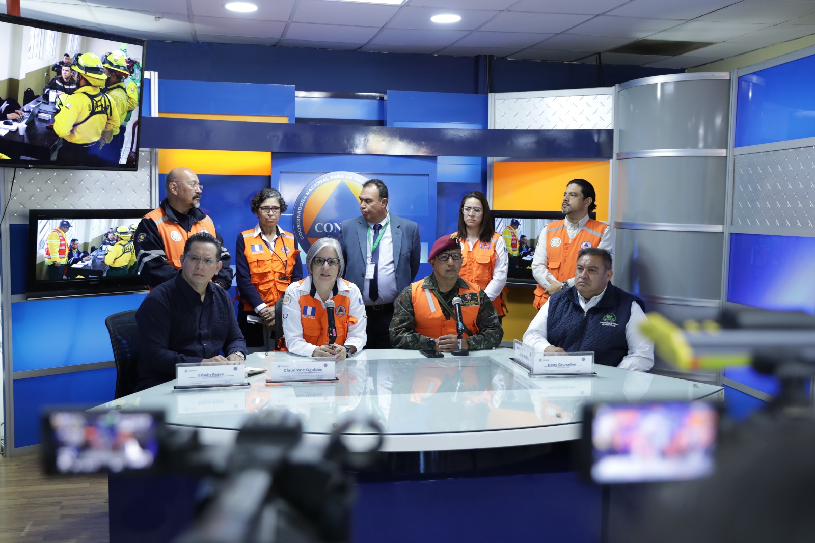 Continúa el combate al incendio en el volcán de Agua, controlado en un 10 %