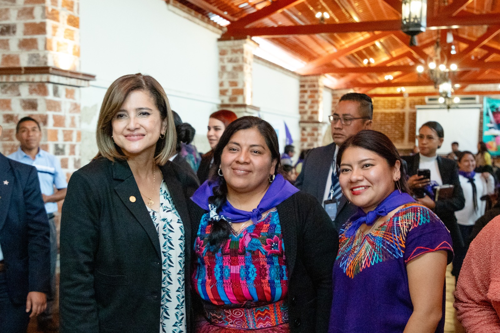 Vicepresidenta Karin Herrera (izquierda) en la Asamblea de Mujeres Indígenas y Campesinas. / Foto: Vicepresidencia de la República.