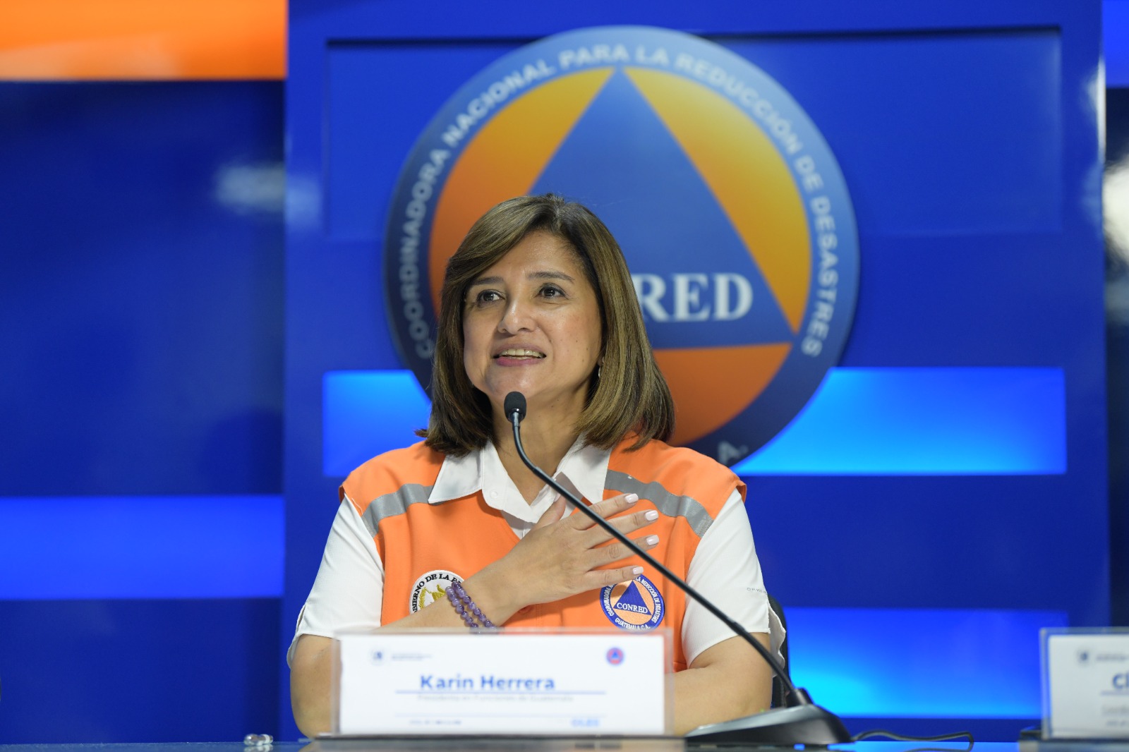 Karin Herrera en conferencia de prensa agradeció a los brigadistas que combaten el incendio en el volcán de Agua. /Foto: Carlos Jacinto.