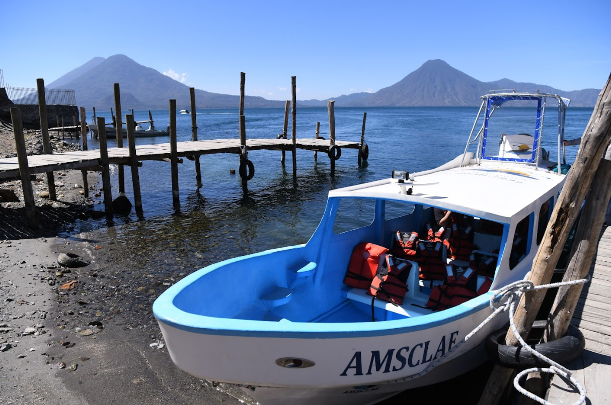 Karin Herrera visitó el lago de Atitlán. / Foto: Carlos Jacinto.