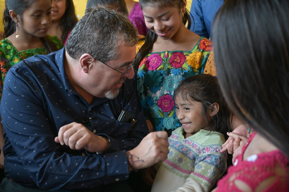 Presidente con niños durante presentación de programa de remozamiento de escuelas. / Foto: Álvaro Interiano.
