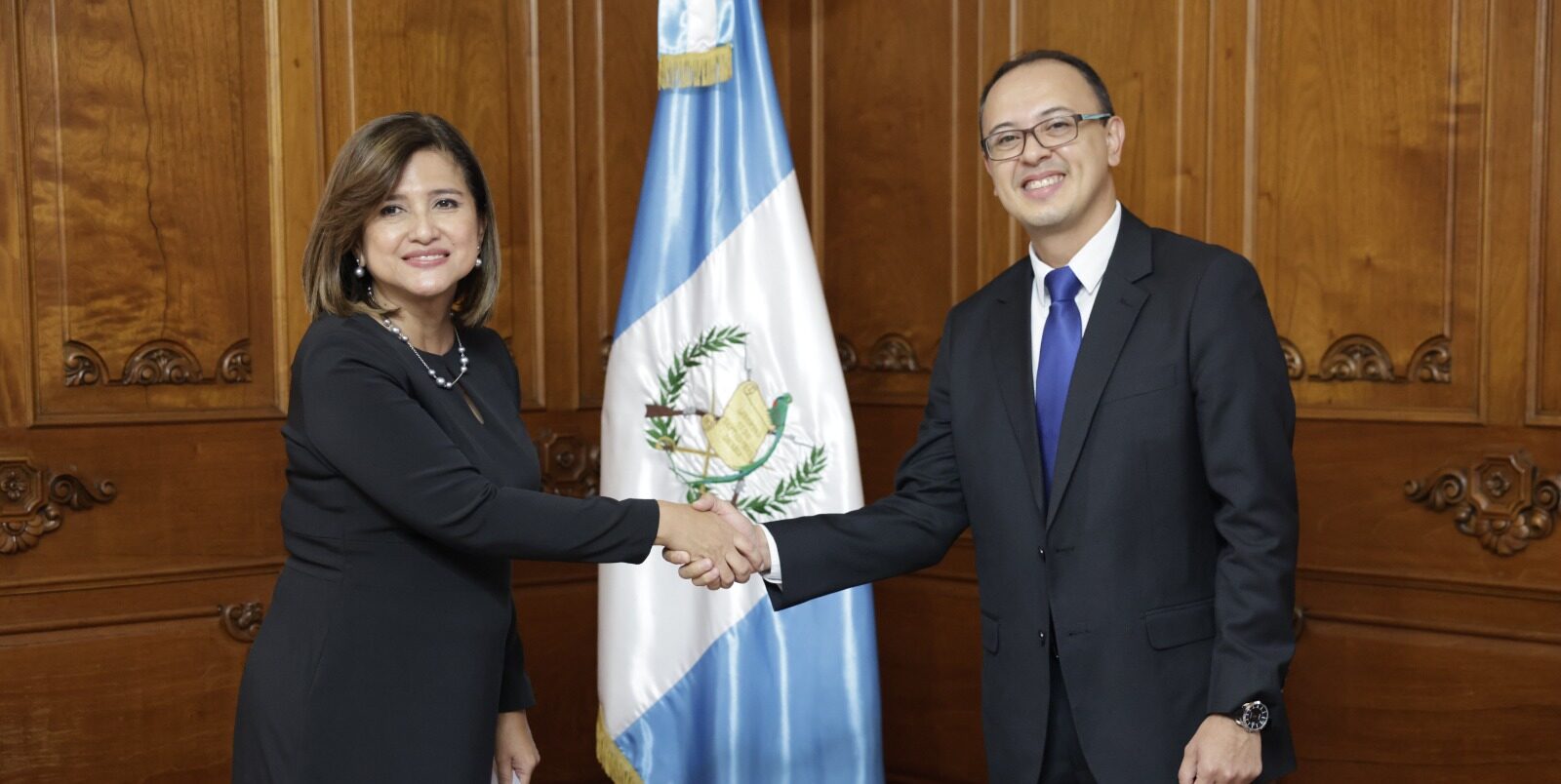 La vicepresidenta Karin Herrera junto al nuevo director ejecutivo de SECCAID, Hugo Saravia Meda. /Foto: Vicepresidencia de la República.